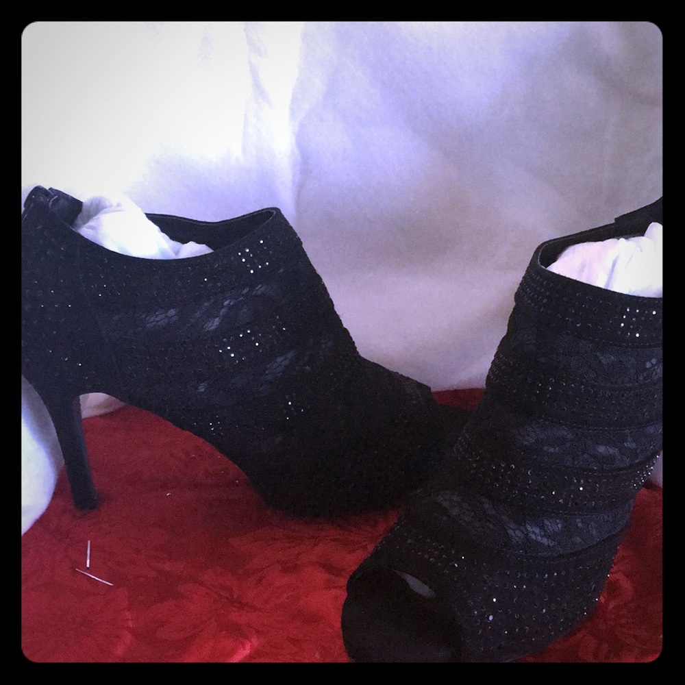 Ankle high heel very pretty Excellent condition